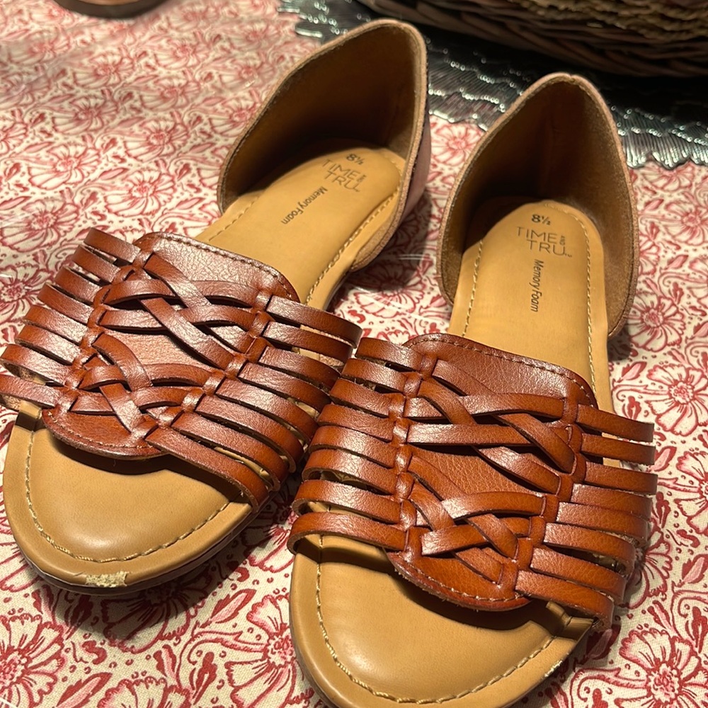 Comfortable memory foam sandals/espadrilles size 8.5 in a nice brown color